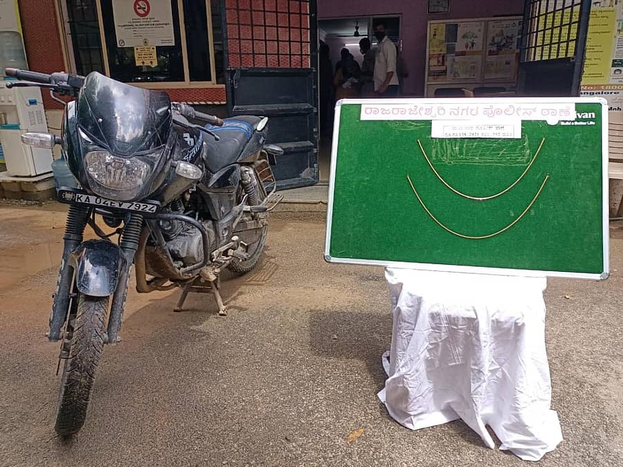 ಆರೋಪಿಗಳಿಂದ ಜಪ್ತಿ ಮಾಡಿರುವ ಚಿನ್ನಾಭರಣ ಹಾಗೂ ಬೈಕ್