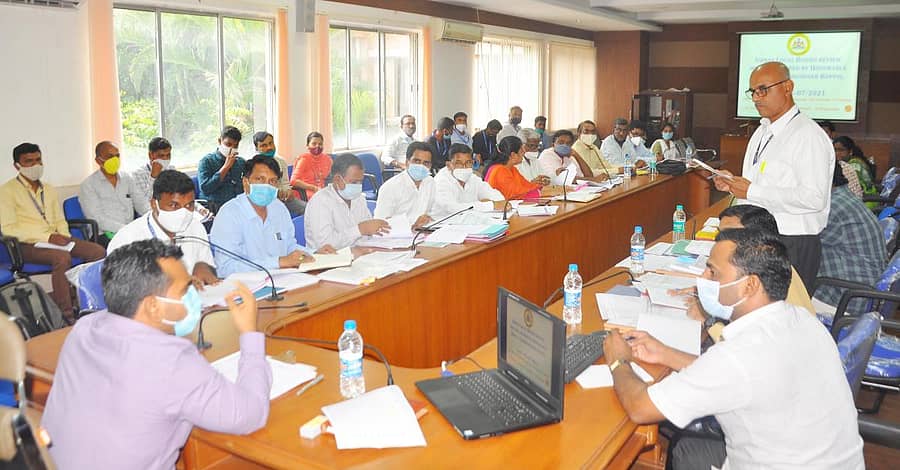 ಕೊಪ್ಪಳದ ಜಿಲ್ಲಾಧಿಕಾರಿ ಕಚೇರಿ ಸಭಾಂಗಣದಲ್ಲಿ ನಡೆದ ಪೂರ್ವಭಾವಿ ಸಭೆಯಲ್ಲಿ ಜಿಲ್ಲಾಧಿಕಾರಿ ವಿಕಾಸ್‌ ಕಿಶೋರ್‌ ಸುರಳ್ಕರ್‌ ಮಾತನಾಡಿದರು