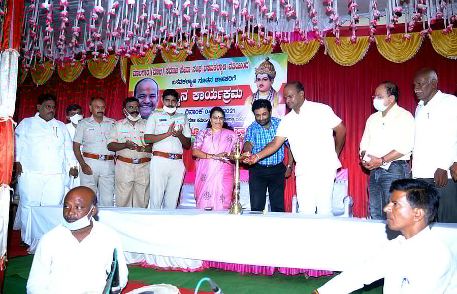 ಬಸವಕಲ್ಯಾಣದ ಕಾಳಿಗಲ್ಲಿಯಲ್ಲಿ ಮಾಲಗಾರ (ಮಾಳಿ) ಸಮಾಜ ಸೇವಾ ಸಂಘದಿಂದ ಸೋಮವಾರ ನಡೆದ ವಿವಿಧ ಕ್ಷೇತ್ರದ ಸಾಧಕರ ಸನ್ಮಾನ ಕಾರ್ಯಕ್ರಮವನ್ನು ಶಾಸಕ ಶರಣು ಸಲಗರ ದೀಪ ಬೆಳಗಿಸಿ ಉದ್ಘಾಟಿಸಿದರು