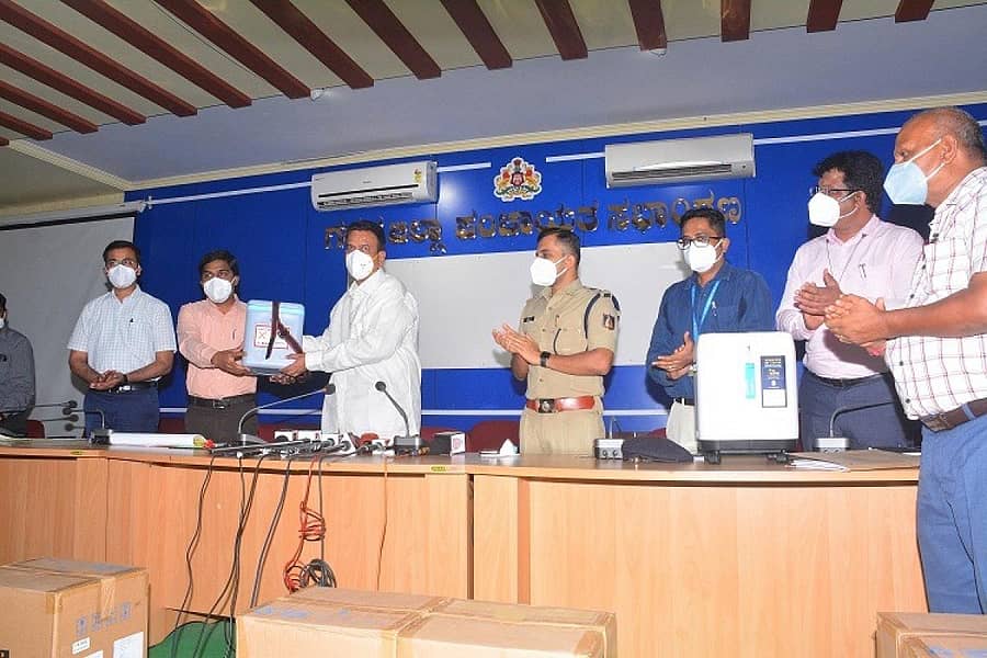 ಗದಗ ಜಿಲ್ಲಾ ಉಸ್ತುವಾರಿ ಸಚಿವ ಸಿ.ಸಿ.ಪಾಟೀಲ ಲಸಿಕೆಗಳನ್ನು ಜಿಲ್ಲಾಡಳಿತಕ್ಕೆ ಹಸ್ತಾಂತರಿಸಿದರು