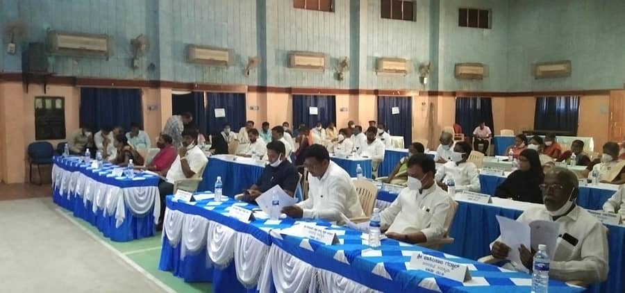 ಗಂಗಾವತಿ ನಗರದ ಲಯನ್ಸ್ ಕ್ಲಬ್‌ನ ಐ.ಎಂ.ಎ ಹಾಲ್‌ನಲ್ಲಿ ನಗರಸಭೆ ಆಡಳಿತ ಮಂಡಳಿ ಸಾಮಾನ್ಯ ಸಭೆ ನಡೆಯಿತು