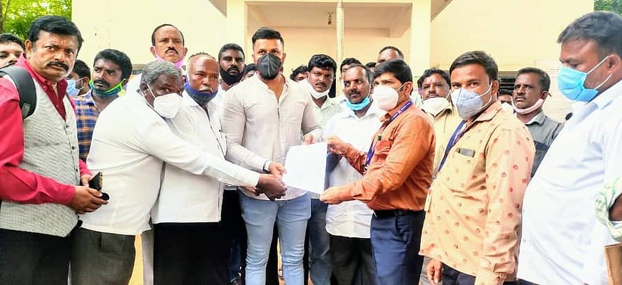 ತಿ.ನರಸೀಪುರ ತಹಶೀಲ್ದಾರ್‌ಗೆ ಬಾಬೂಜಿ ಸಂಘಟನೆಗಳ ಮುಖಂಡರು ಮಂಗಳವಾರ ಮನವಿ ಸಲ್ಲಿಸಿದರು