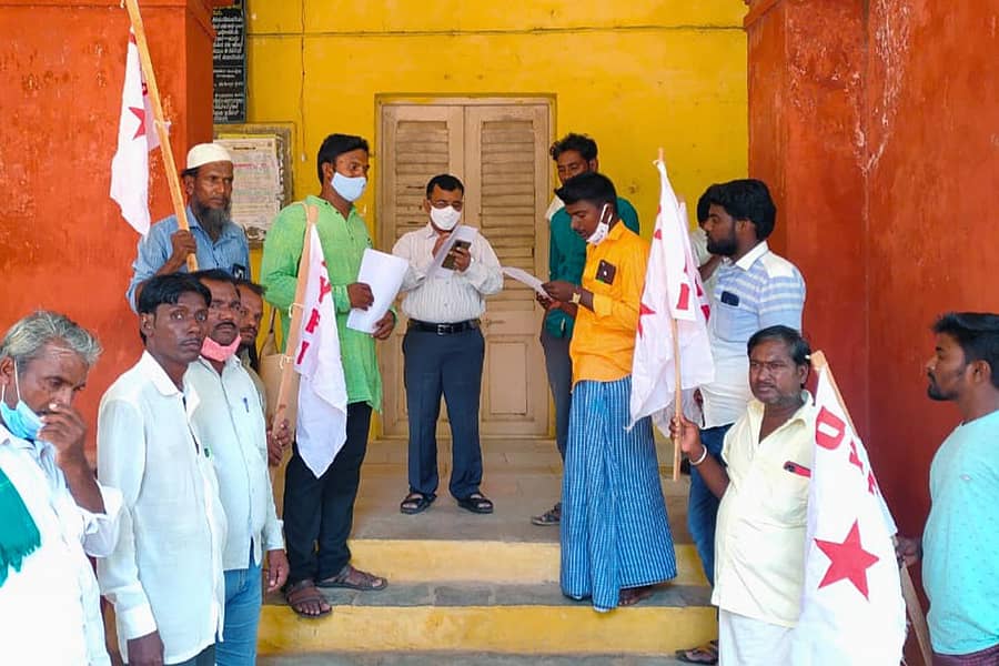 ಲಿಂಗಸುಗೂರಲ್ಲಿ ಬುಧವಾರ ಡಿವೈಎಫ್ಐ ಕಾರ್ಯಕರ್ತರು ಉಪ ವಿಭಾಗಾಧಿಕಾರಿ ಕಚೇರಿಯ ಅಧಿಕಾರಿ ಶಾಲಂಸಾಬ ಅವರ ಮೂಲಕ ಪ್ರಧಾನಿಗೆ ಮನವಿ ಸಲ್ಲಿಸಿದರು