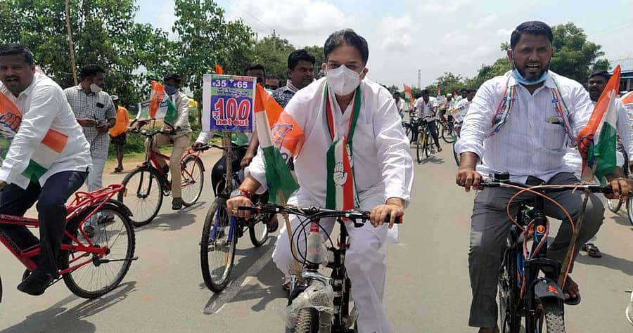 ಕುಷ್ಟಗಿಯಲ್ಲಿ ಇಂಧನ ಬೆಲೆ ಏರಿಕೆ ಖಂಡಿಸಿ ಕಾಂಗ್ರೆಸ್ ಮುಖಂಡರು, ಕಾರ್ಯಕರ್ತರು ಸೈಕಲ್ ಜಾಥಾ ನಡೆಸಿದರು
