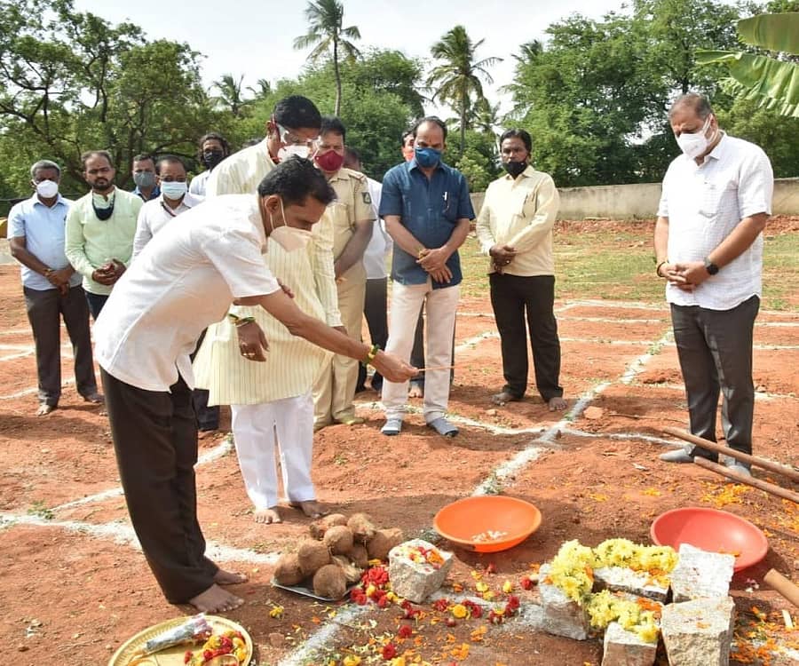 ಶಾಲೆ, ಕಾಲೇಜು ಕಟ್ಟಡ ನಿರ್ಮಾಣ ಕಾಮಗಾರಿಗೆ ನಗರಾಭಿವೃದ್ಧಿ ಪ್ರಾಧಿಕಾರದ ಅಧ್ಯಕ್ಷ ಅಶೋಕ ಜೀರೆ ಹೊಸಪೇಟೆಯಲ್ಲಿ ಬುಧವಾರ ಭೂಮಿಪೂಜೆ ನೆರವೇರಿಸಿದರು