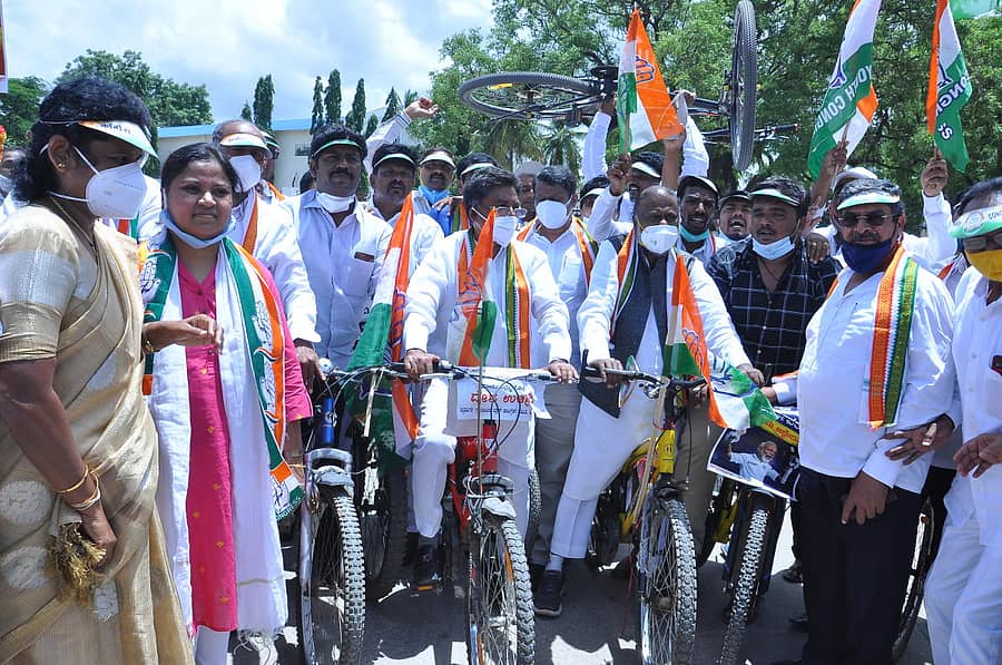 ಚಿತ್ರದುರ್ಗದಲ್ಲಿ ಬೆಲೆ ಏರಿಕೆ ವಿರೋಧಿಸಿ ಕಾಂಗ್ರೆಸ್ ನಡೆಸಿದ ಪ್ರತಿಭಟನೆಯಲ್ಲಿ ಕೆಪಿಸಿಸಿ ವಕ್ತಾರ ವಿ.ಎಸ್.ಉಗ್ರಪ್ಪ ಹಾಗೂ ಮಾಜಿ ಸಚಿವ ಎಚ್.ಆಂಜನೇಯ ಅವರು ಸೈಕಲ್ ತುಳಿದು ಗಮನ ಸೆಳೆದರು.