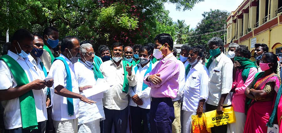 ಜಿಲ್ಲೆಯಲ್ಲಿನ ರೈತರಿಗೆ 2020ನೇ ಸಾಲಿನ ಬೆಳೆ ವಿಮೆ ಹಾಗೂ ಬೆಳೆ ನಷ್ಟ ಪರಿಹಾರ ನೀಡಬೇಕು ಎಂದು ರಾಜ್ಯ ಸರ್ಕಾರಕ್ಕೆ ಒತ್ತಾಯಿಸಿ ಹೆಚ್ಚುವರಿ ಜಿಲ್ಲಾಧಿಕಾರಿ ಬಾಲಕೃಷ್ಣ ಅವರಿಗೆ ರಾಜ್ಯ ರೈತಸಂಘ ಹಾಗೂ ಹಸಿರುಸೇನೆ ಕಾರ್ಯಕರ್ತರು ಚಿತ್ರದುರ್ಗದಲ್ಲಿ ಬುಧವಾರ ಮನವಿ ಸಲ್ಲಿಸಿದರು