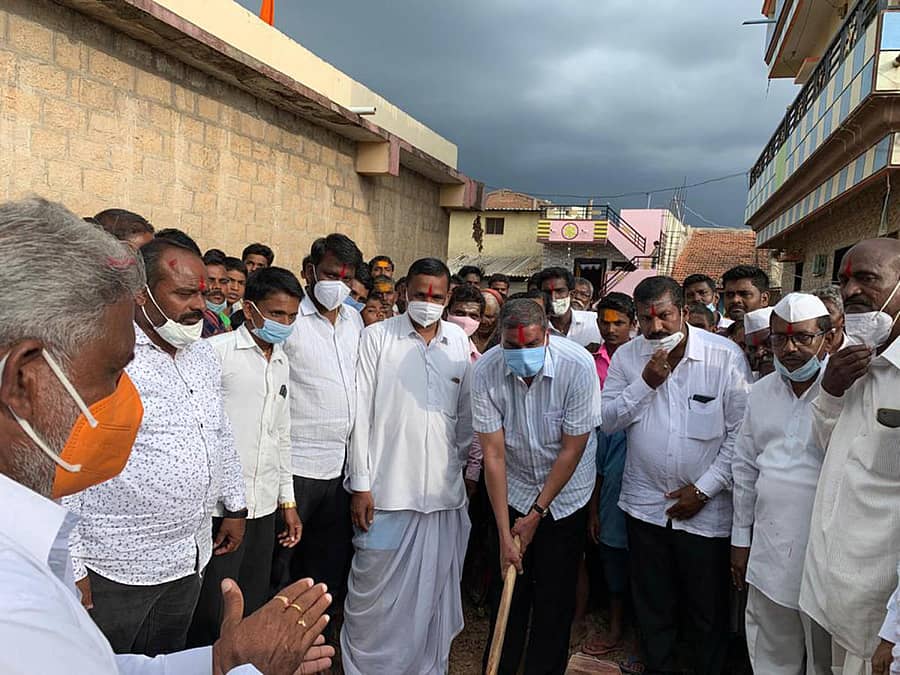 ಗೋಕಾಕ ತಾಲ್ಲೂಕಿನ ಮೆಳವಂಕಿ ಗ್ರಾಮದಲ್ಲಿ ಕಾಂಕ್ರೀಟ್ ರಸ್ತೆ ನಿರ್ಮಾಣ ಕಾಮಗಾರಿಗೆ ಶಾಸಕ ಬಾಲಚಂದ್ರ ಜಾರಕಿಹೊಳಿ ಚಾಲನೆ ನೀಡಿದರು