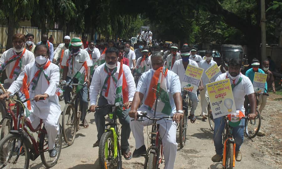ಕಾಂಗ್ರೆಸ್ ಕಾರ್ಯಕರ್ತರು ತೈಲೋತ್ಪನ್ನಗಳ ಬೆಲೆ ಏರಿಕೆ ಖಂಡಿಸಿ ಕೋಲಾರದಲ್ಲಿ ಬುಧವಾರ ಸೈಕಲ್ ರ್ಯಾಲಿ ಮತ್ತು ಎತ್ತಿನ ಬಂಡಿ ಮೆರವಣಿಗೆ ನಡೆಸಿ ಪ್ರತಿಭಟನೆ ಮಾಡಿದರು
