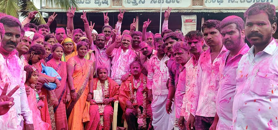 ತೆಲಸಂಗ ಗ್ರಾಮ ಪಂಚಾಯ್ತಿ ಅಧ್ಯಕ್ಷ ವಿಲಾಸ ಮೋರೆ ಹಾಗೂ ಉಪಾಧ್ಯಕ್ಷೆ ಮೀನಾಕ್ಷಿ ಬಾಣಿ ಅವರೊಂದಿಗೆ ಬೆಂಬಲಿಗರು ಸಂಭ್ರಮ ಆಚರಿಸಿದರು