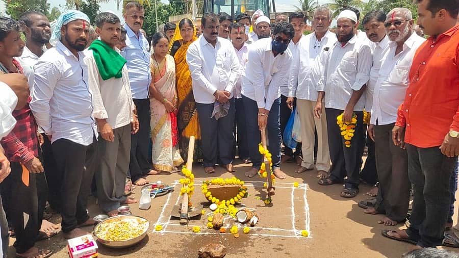 ಸಾವಳಗಿ ಗ್ರಾಮದಲ್ಲಿ ವಿವಿಧ ಅಭಿವೃದ್ಧಿ ಕಾಮಗಾರಿಗೆ ಕೆಎಂಎಫ್ ನಿರ್ದೇಶಕ ಅಮರನಾಥ ಜಾರಕಿಹೊಳಿ ಬುಧವಾರ ಚಾಲನೆ ನೀಡಿದರು