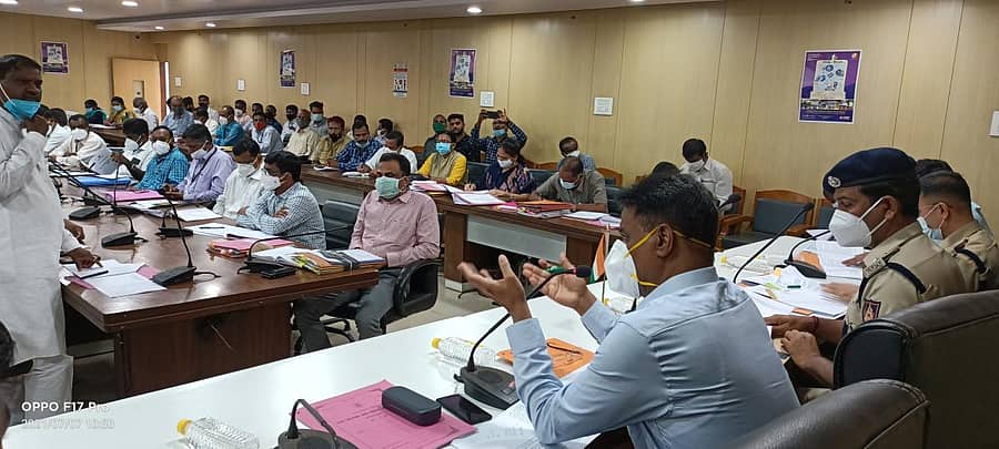 ಬೆಳಗಾವಿಯಲ್ಲಿ ಬುಧವಾರ ನಡೆದ ಪರಿಶಿಷ್ಟ ಜಾತಿ, ಪಂಗಡಗಳ ಜಾಗೃತಿ ಮತ್ತು ಉಸ್ತುವಾರಿ ಸಮಿತಿ ಸಭೆಯಲ್ಲಿ ಜಿಲ್ಲಾಧಿಕಾರಿ ಎಂ.ಜಿ. ಹಿರೇಮಠ ಮಾತನಾಡಿದರು