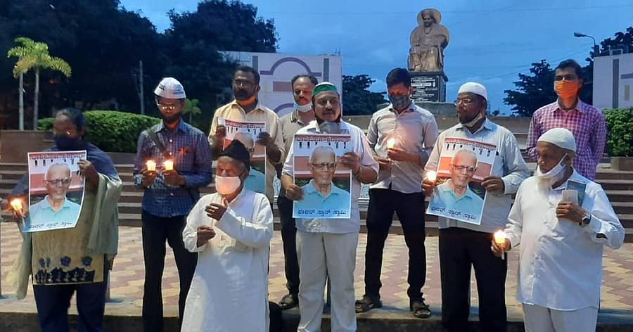 ಜೈಲಿನಲ್ಲಿ ಸಾವನ್ನಪ್ಪಿದ ಆದಿವಾಸಿ ಪರ ಹೋರಾಟಗಾರ ಫಾದರ್ ಸ್ಟ್ಯಾನ್ ಅವರಿಗೆ ಪ್ರಗತಿಪರರು ದಾವಣಗೆರೆ ಜಯದೇವ ವೃತ್ತದಲ್ಲಿ ಬುಧವಾರ ಸೇರಿ ಮೊಂಬತ್ತಿ ಹಚ್ಚಿ ಶ್ರದ್ಧಾಂಜಲಿ ಅರ್ಪಿಸಿದರು