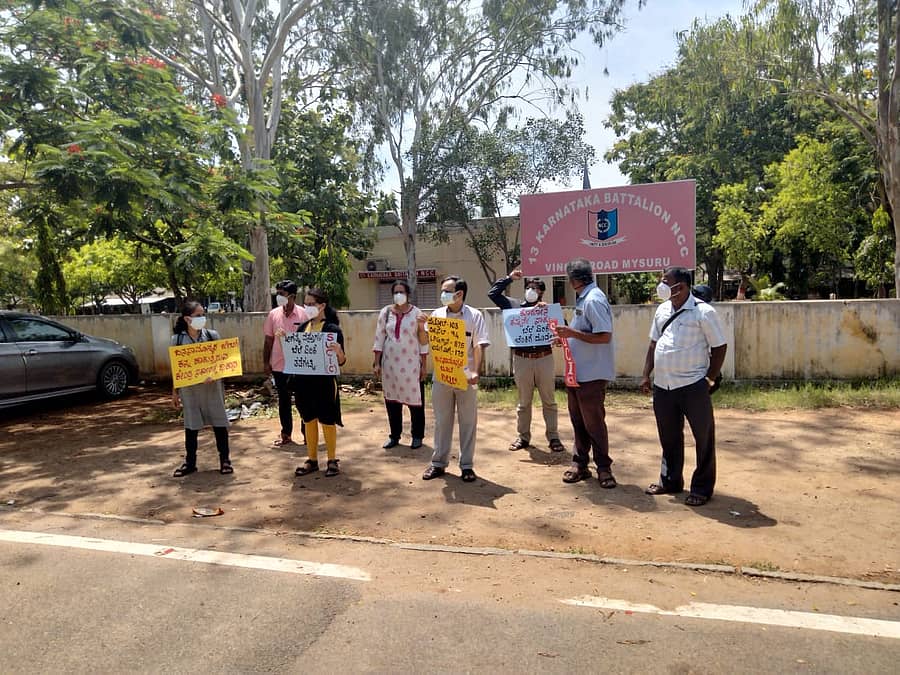 ಯೂನಿಟಿ ಸೆಂಟರ್ ಆಫ್ ಇಂಡಿಯಾ (ಕಮ್ಯುನಿಸ್ಟ್) ಕಾರ್ಯಕರ್ತರ ಪ್ರತಿಭಟನೆ