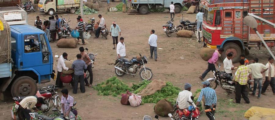 ಘಟಪ್ರಭಾ ಸಮೀಪದ ಮಲ್ಲಾಪೂರ ಪಿ.ಜಿ.ಯಲ್ಲಿರುವ ತರಕಾರಿ ಮಾರುಕಟ್ಟೆಯ ನೋಟ