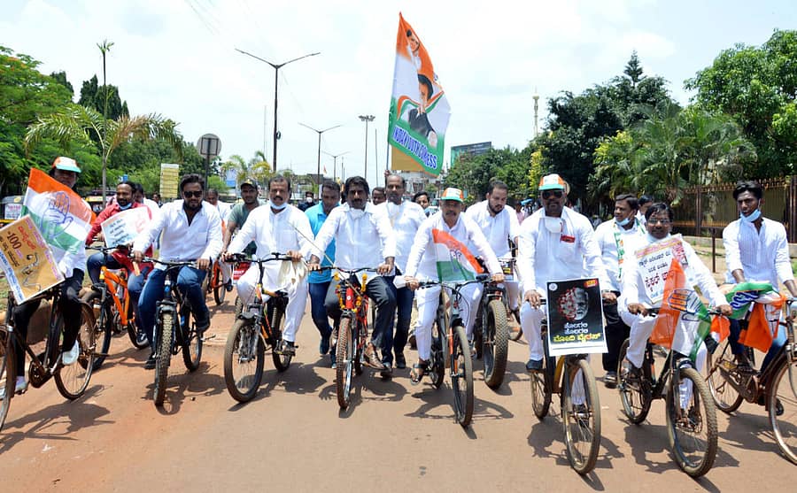 ಬೀದರ್‌ನಲ್ಲಿ ಬುಧವಾರ ಕಾಂಗ್ರೆಸ್‌ ಮುಖಂಡರು ಹಾಗೂ ಕಾರ್ಯಕರ್ತರು ಸೈಕಲ್‌ ಜಾಥಾ ನಡೆಸಿದರು