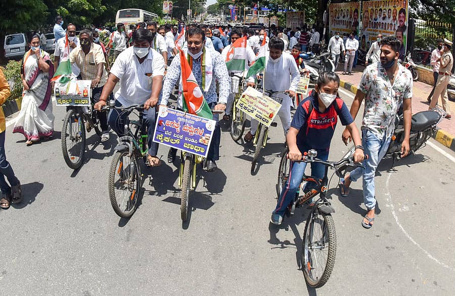 ತೈಲ ಬೆಲೆ ಏರಿಕೆ ವಿರೋಧಿಸಿ ಕಾಂಗ್ರೆಸ್‌ ವತಿಯಿಂದ ಬುಧವಾರ ಸೈಕಲ್‌ ಜಾಥಾ ನಡೆಯಿತು