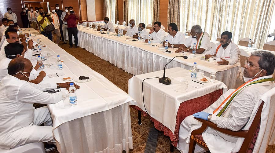 ದಕ್ಷಿಣ ಪದವೀಧರ ಕ್ಷೇತ್ರದ ಚುನಾವಣೆಗೆ ಸಂಬಂಧಿಸಿದಂತೆ ವಿಧಾನಸಭೆ ವಿರೋಧ ಪಕ್ಷದ ನಾಯಕ ಸಿದ್ದರಾಮಯ್ಯ ನೇತೃತ್ವದಲ್ಲಿ ಬುಧವಾರ ಸಭೆ ನಡೆಯಿತು