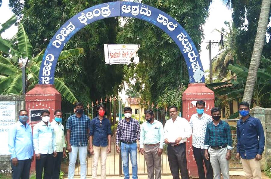 ಹುಣಸೂರು ತಾಲ್ಲೂಕಿನ ನೆಲ್ಲೂರು ಪಾಲ ಆಶ್ರಮ ಶಾಲೆ ಬಳಿ ಸೇರಿದ್ದ ಹೊರಗುತ್ತಿಗೆ ಶಿಕ್ಷಕರು ನೇಮಕಾತಿಗೆ ಆಗ್ರಹಿಸಿದರು