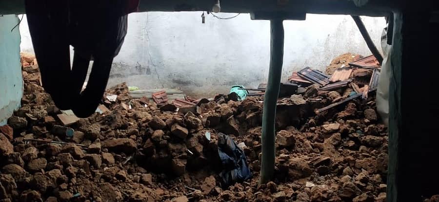 ಹೊಸದುರ್ಗ ತಾಲ್ಲೂಕಿನ ಕೆಲ್ಲೋಡಿನ ಓಂಕಾರಪ್ಪ ಹಾಗೂ ಸಾವಿತ್ರಮ್ಮ ಅವರ ಮನೆಯ ಗೋಡೆ ಮಂಗಳವಾರ ರಾತ್ರಿ ಸುರಿದ ಮಳೆಗೆ ಕುಸಿದಿರುವುದು.