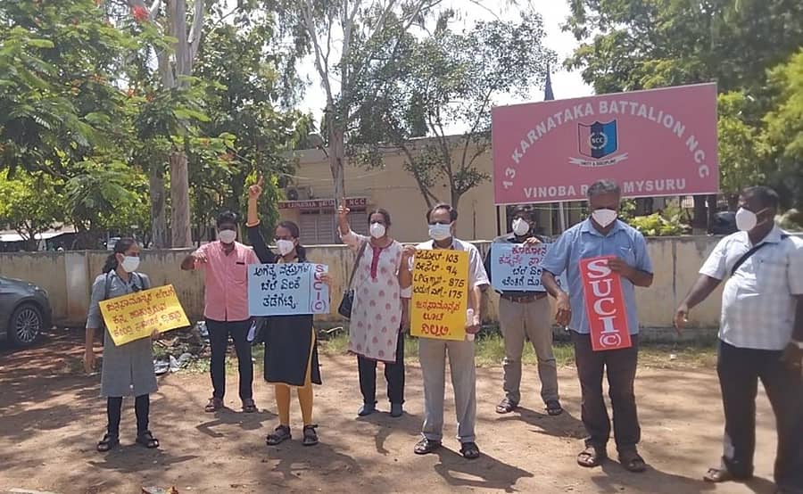 ಬೆಲೆ ಏರಿಕೆ ವಿರುದ್ಧ ಸೋಷಲಿಸ್ಟ್ ಯೂನಿಟಿ ಸೆಂಟರ್ ಆಫ್ ಇಂಡಿಯಾ (ಕಮ್ಯುನಿಸ್ಟ್) ಕಾರ್ಯಕರ್ತರು ಮೈಸೂರಿನ ಜಿಲ್ಲಾಧಿಕಾರಿ ಕಚೇರಿ ಮುಂಭಾಗ ಬುಧವಾರ ಪ್ರತಿಭಟನೆ ನಡೆಸಿದರು