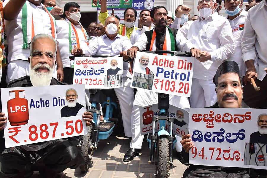 ಬೆಂಗಳೂರಿನ ಕೆಪಿಸಿಸಿ ಕೇಂದ್ರ ಕಚೇರಿಯ ಮುಂಭಾಗ ಪ್ರಧಾನಿ ನರೇಂದ್ರ ಮೋದಿ ಅವರ ಮುಖವಾಡ ಧರಿಸಿ ಕಾಂಗ್ರೆಸ್ ವತಿಯಿಂದ ಪ್ರತಿಭಟನೆ ನಡೆಸಲಾಯಿತು–ಪ್ರಜಾವಾಣಿ ಚಿತ್ರ