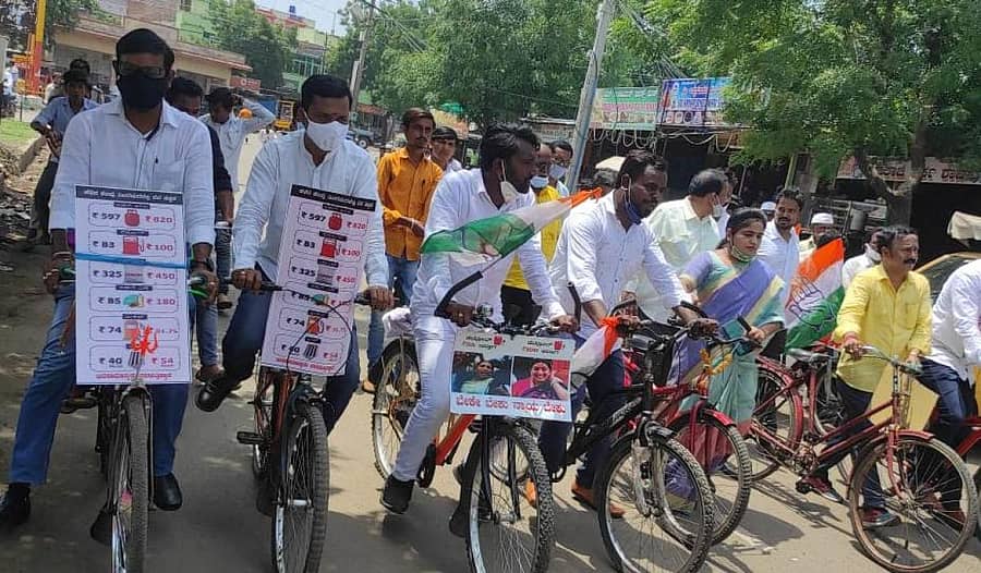 ಔರಾದ್ ಪಟ್ಟಣದಲ್ಲಿ ಬುಧವಾರ ಕಾಂಗ್ರೆಸ್ ಕಾರ್ಯಕರ್ತರು ಬೆಲೆ ಏರಿಕೆ ವಿರೋಧಿಸಿ ಸೈಕಲ್ ಜಾಥಾ ನಡೆಸಿದರು