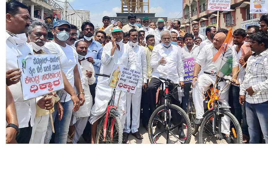 ಶಹಾಪುರ ನಗರದ ಬಸವೇಶ್ವರ ವೃತ್ತದಲ್ಲಿ ಬುಧವಾರ ಕಾಂಗ್ರೆಸ್ ಮುಖಂಡರು ತೈಲ ಬೆಲೆ ಏರಿಕೆ ಖಂಡಿಸಿ ಬೈಸಿಕಲ್ ಜಾಥಾ ನಡೆಸಿ ಪ್ರತಿಭಟನೆ ನಡೆಸಿದರು