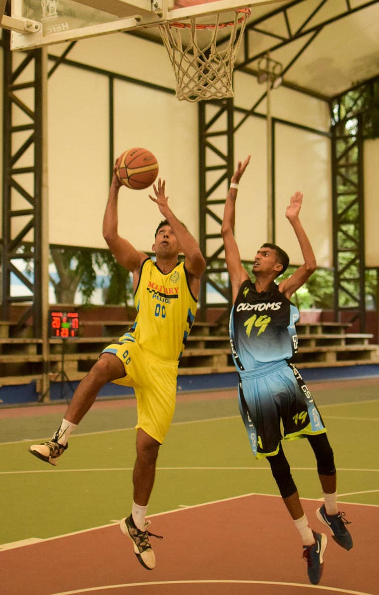 ಕಸ್ಟಮ್ಸ್ ಆ್ಯಂಡ್ ಜಿಎಸ್ಟಿ ತಂಡದ ಕ್ರಿಶನ್ (ಬಲ) ಹಾಗೂ ಸಿಎಂಪಿ ತಂಡದ ಆಲ್ವಿನ್ ಚೆಂಡಿಗಾಗಿ ಪೈಪೋಟಿ ನಡೆಸಿದರು– ಪ್ರಜಾವಾಣಿ ಚಿತ್ರ