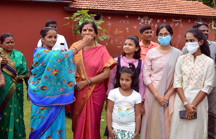 ಸಂಸದ ಭಗವಂತ ಖೂಬಾ ಅವರಿಗೆ ಕೇಂದ್ರ ಸಚಿವ ಸ್ಥಾನ ದೊರೆತ ಮಾಹಿತಿ ತಿಳಿದ ತಕ್ಷಣ ಬಿಜೆಪಿ ಕಾರ್ಯಕರ್ತೆ ಬೀದರ್ನಲ್ಲಿರುವ ಅವರ ನಿವಾಸಕ್ಕೆ ತೆರಳಿ ಖೂಬಾ ಪತ್ನಿ ಶೀಲಾ ಅವರಿಗೆ ಸಿಹಿ ತಿನ್ನಿಸಿದರು