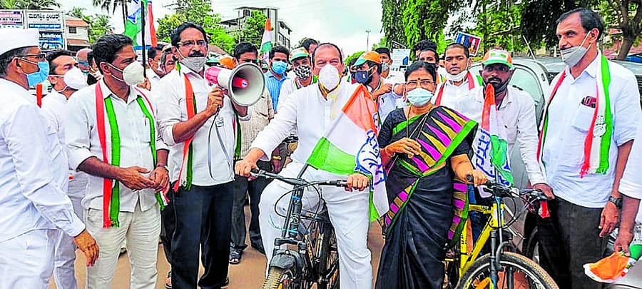 ಪುತ್ತೂರು ಬ್ಲಾಕ್ ಕಾಂಗ್ರೆಸ್ ಸಮಿತಿ ವತಿಯಿಂದ ಹಮ್ಮಿಕೊಂಡಿದ್ದ ಸೈಕಲ್ ಜಾಥಾವನ್ನು ಎಐಸಿಸಿ ಪ್ರಧಾನ ಕಾರ್ಯದರ್ಶಿ ಐವನ್ ಡಿಸೋಜ ಉದ್ಘಾಟಿಸಿದರು.