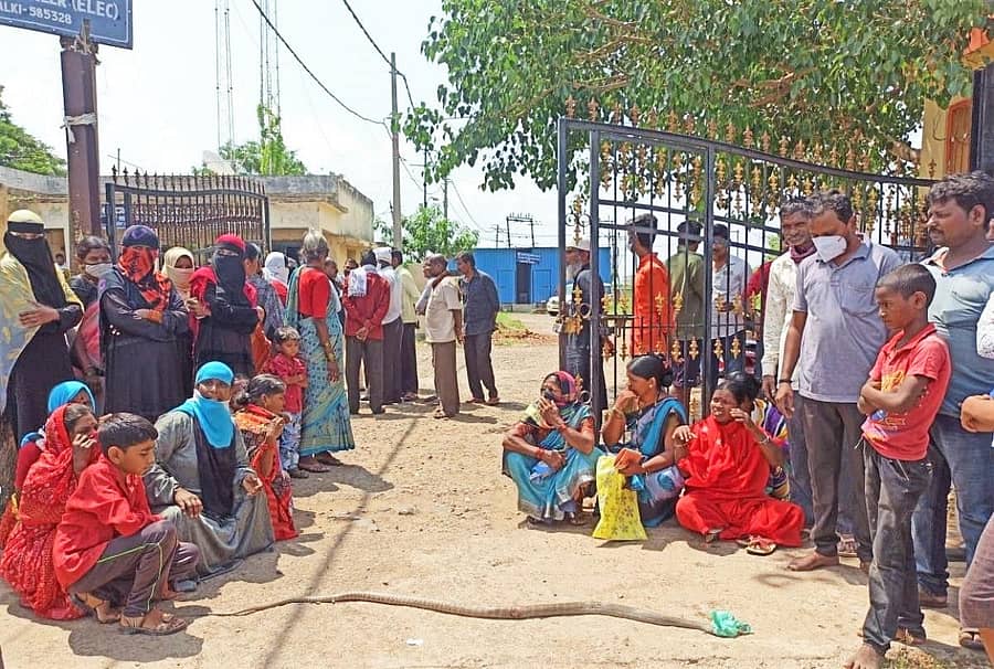 ಭಾಲ್ಕಿಯ ಕೆಇಬಿ ಕಚೇರಿ ಮುಂದೆ ವಿದ್ಯುತ್ ಸಮಸ್ಯೆ ನಿವಾರಣೆಗೆ ಆಗ್ರಹಿಸಿ ಬಸವನಗರದ ನಿವಾಸಿಗಳು ಬುಧವಾರ ಸತ್ತ ಹಾವಿನೊಂದಿಗೆ ಪ್ರತಿಭಟನೆ ನಡೆಸಿದರು