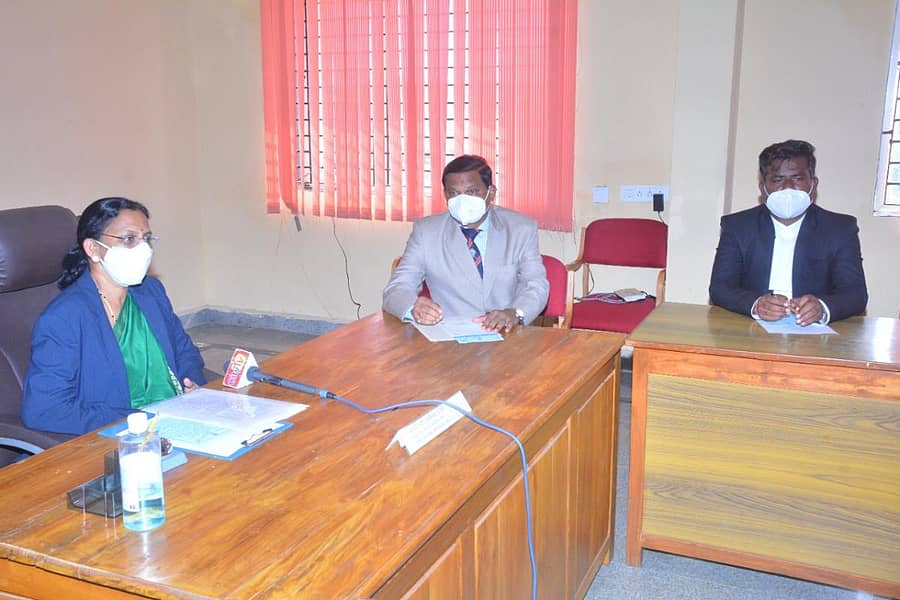 ಪ್ರಧಾನ ಜಿಲ್ಲಾ ಮತ್ತು ಸೆಷನ್ಸ್ ನ್ಯಾಯಾಧೀಶೆ ಎಸ್.ಮಹಾಲಕ್ಷ್ಮಿ ನೇರಳೆ ಅವರು ಮೆಗಾ ಲೋಕ ಅದಾಲತ್ ಮಾಹಿತಿ ನೀಡಿದರು