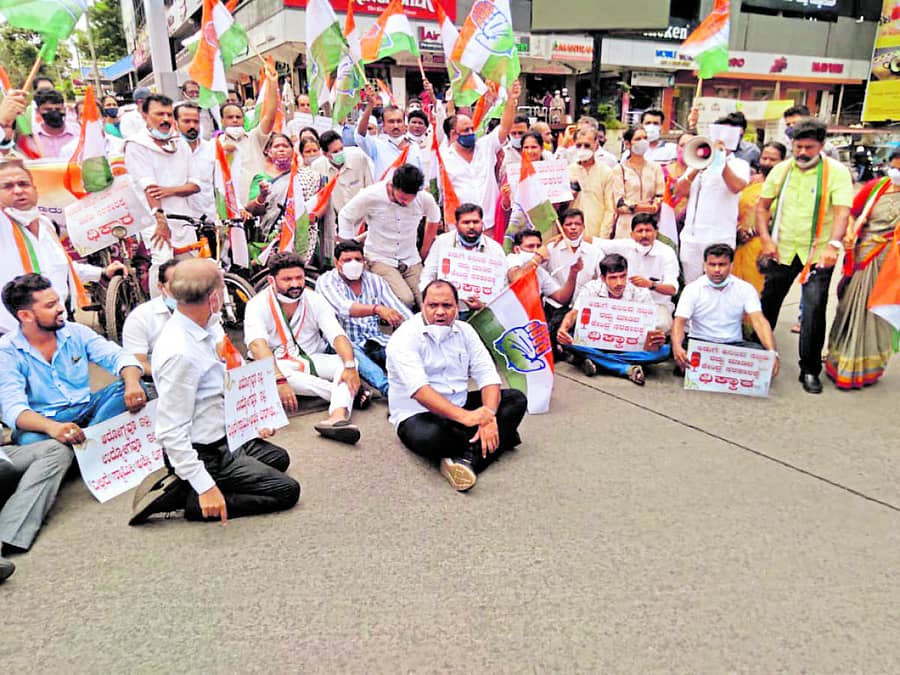 ಮಂಗಳೂರು ದಕ್ಷಿಣ ಹಾಗೂ ನಗರ ಬ್ಲಾಕ್ ಕಾಂಗ್ರೆಸ್ ಸಮಿತಿ ವತಿಯಿಂದ ಬುಧವಾರ ಮಲ್ಲಿಕಟ್ಟೆಯಿಂದ ಲಾಲ್‌ಬಾಗ್‌ನಲ್ಲಿರುವ ಮಹಾನಗರಪಾಲಿಕೆ ಕಾರ್ಯಾಲಯದ ಮುಂದೆ ಧರಣಿ ನಡೆಸಲಾಯಿತು.