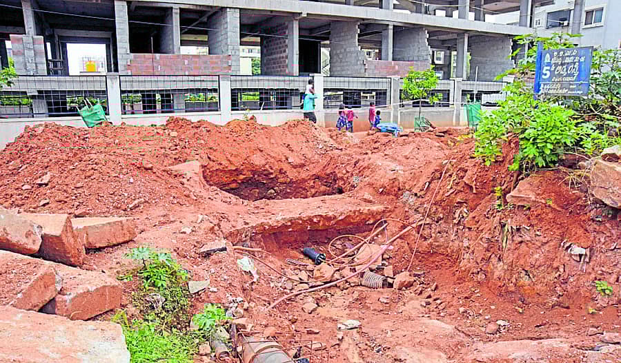 ಥಣಿಸಂದ್ರ 5ನೇ ಕ್ರಾಸ್ ರಸ್ತೆಯಲ್ಲಿ ಅರ್ಧಕ್ಕೆ ನಿಂತಿರುವ ಒಳಚರಂಡಿ ಕಾಮಗಾರಿ