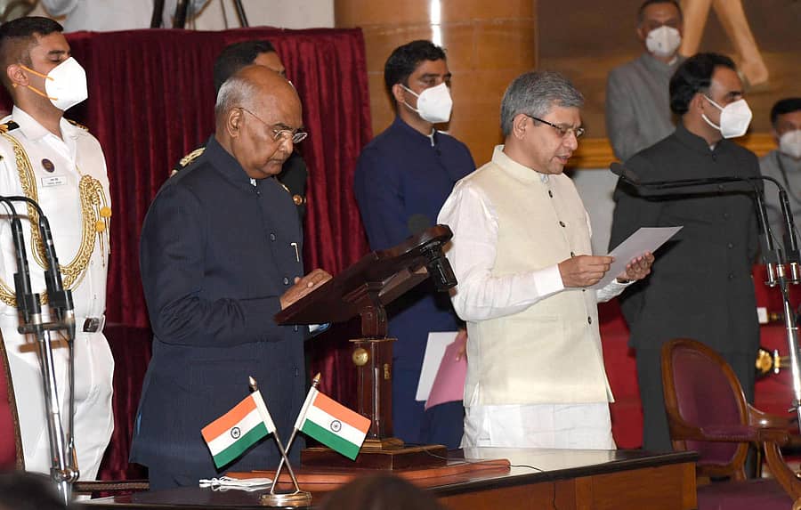 ನವದೆಹಲಿಯ ರಾಷ್ಟ್ರಪತಿ ಭವನದಲ್ಲಿ ಬುಧವಾರ ನಡೆದ ಸರಳ ಸಮಾರಂಭದಲ್ಲಿ ಮಾಜಿ ಐಎಎಸ್ ಅಧಿಕಾರಿ ಅಶ್ವಿನಿ ವೈಷ್ಣವ್ ಅವರು ಸಚಿವರಾಗಿ ಪ್ರಮಾಣ ವಚನ ಸ್ವೀಕರಿಸಿದ ಕ್ಷಣ.