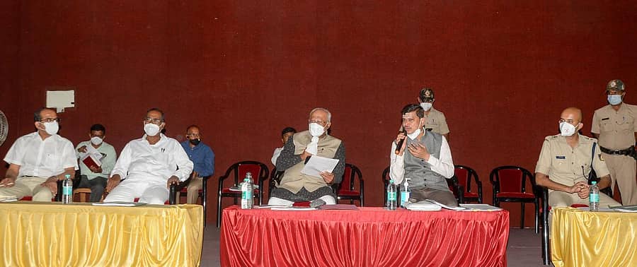 ದಾವಣಗೆರೆಯ ಜಿಲ್ಲಾಧಿಕಾರಿ ಕಚೇರಿಯಲ್ಲಿ ಗುರುವಾರ ನಡೆದ ರಾಷ್ಟ್ರೀಯ ಹೆದ್ದಾರಿ ಕಾಮಗಾರಿ ಪ್ರಗತಿ ಪರಿಶೀಲನಾ ಸಭೆಯಲ್ಲಿ ಸಂಸದ ಜಿ.ಎಂ. ಸಿದ್ದೇಶ್ವರ ಮಾತನಾಡಿದರು