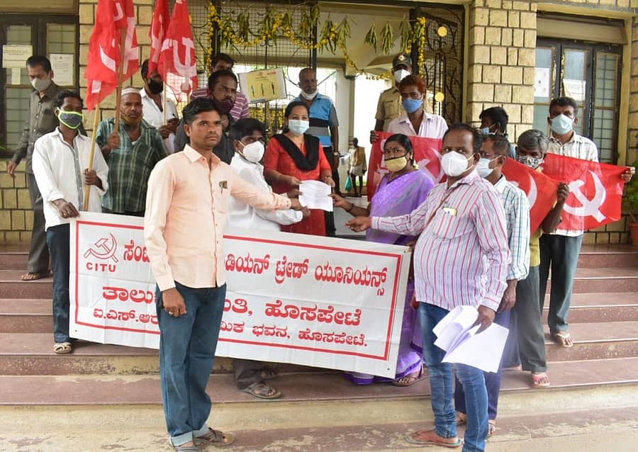 ಸಿಐಟಿಯು ಕಾರ್ಯಕರ್ತರು ಗುರುವಾರ ತಹಶೀಲ್ದಾರ್ ಕಚೇರಿ ಎದುರು ಪ್ರತಿಭಟನೆ ನಡೆಸಿದರು