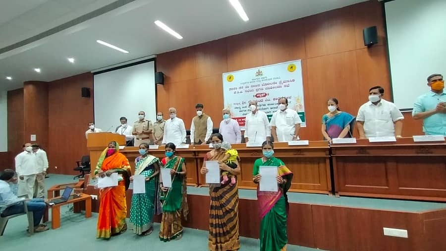 ಡಾ.ಬಿ.ಆರ್. ಅಂಬೇಡ್ಕರ್ ಅಭಿವೃದ್ಧಿ ನಿಗಮದಿಂದ ಭೂ ಅಭಿವೃದ್ಧಿ ಯೋಜನೆಯಲ್ಲಿ ಐವರು ಫಲಾನುಭವಿಗಳಿಗೆ ಹಕ್ಕುಪತ್ರಗಳನ್ನು ಬೆಳಗಾವಿಯ ಸುವರ್ಣ ವಿಧಾನಸೌಧದಲ್ಲಿ ಗುರುವಾರ ವಿತರಿಸಲಾಯಿತು