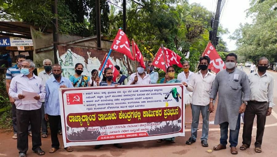 ಅಡುಗೆ ಅನಿಲ ದರ ಹೆಚ್ಚಳ, ತೈಲ ಬೆಲೆ ಏರಿಕೆ ಸೇರಿದಂತೆ ಅಗತ್ಯ ವಸ್ತುಗಳ ದರ ಹೆಚ್ಚಳ ಖಂಡಿಸಿ ಗುರುವಾರ ತಹಶೀಲ್ದಾರ್ ಕಚೇರಿ ಎದುರು ಸಿಐಟಿಯು ಪ್ರತಿಭಟನೆ ನಡೆಸಿತು.