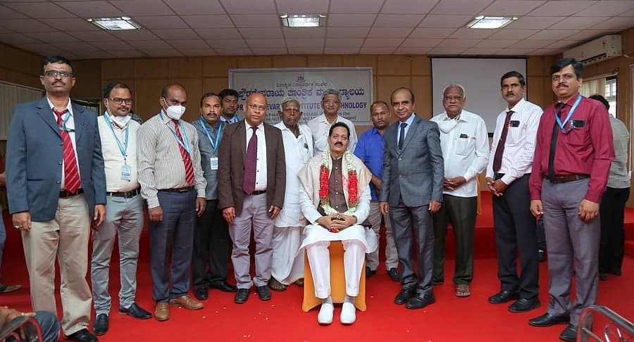 ಹೊಸಪೇಟೆ ಪಿಡಿಐಟಿ ಕಾಲೇಜಿನ ಆಡಳಿತ ಮಂಡಳಿ ನೂತನ ಅಧ್ಯಕ್ಷರಾಗಿ ಗುರುವಾರ ಅಧಿಕಾರ ಸ್ವೀಕರಿಸಿದ ಪಲ್ಲೇದ ದೊಡ್ಡಪ್ಪ ಅವರನ್ನು ಕಾಲೇಜಿನ ಸಿಬ್ಬಂದಿ ಸತ್ಕರಿಸಿದರು