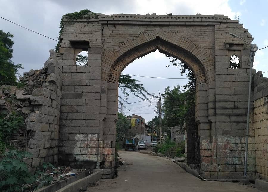 ಕಲಬುರ್ಗಿ ತಾಲ್ಲೂಕಿನ ಫರಹತಾಬಾದ್ ಗ್ರಾಮದಲ್ಲಿರುವ ಕೋಟೆಯ ದ್ವಾರ