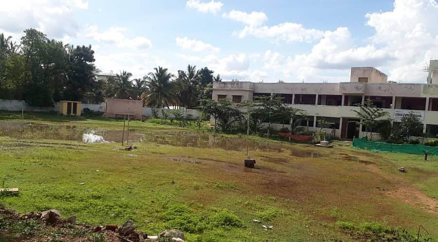 ಜಯಪುರ ಹೋಬಳಿಯ ಡಿ.ಸಾಲುಂಡಿ ಸರ್ಕಾರಿ ಪ್ರೌಢಶಾಲೆಯ ಆವರಣ ಈಚೆಗೆ ಸುರಿದ ಮಳೆಯಿಂದ ಆವೃತವಾಗಿತ್ತು (ಎಡಚಿತ್ರ). ಡಿ.ಸಾಲುಂಡಿಯ ಸರ್ಕಾರಿ ಪ್ರೌಢಶಾಲೆಯ ಪಕ್ಕದಲ್ಲೇ ಕಸ ಸುರಿಯಲಾಗುತ್ತಿದೆ