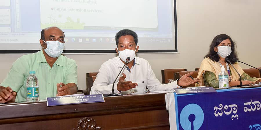 ಲೀಡ್ ಬ್ಯಾಂಕ್ ಸಭೆಯಲ್ಲಿ ಜಿಲ್ಲಾಧಿಕಾರಿ ಡಾ.ಬಗಾದಿ ಗೌತಮ್ ಮಾತನಾಡಿದರು. ಎ.ಎಂ.ಯೋಗೀಶ್, ಸುಮನಾ ದಾಸ್ಗುಪ್ತಾ ಇದ್ದಾರೆ