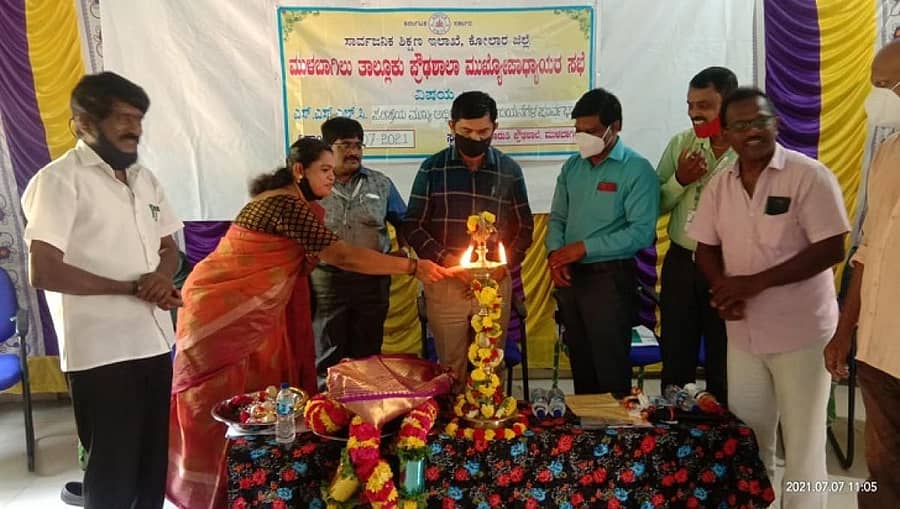 ಮುಳಬಾಗಿಲು ನಗರ ಅಗ್ರಹಾರದ ಸರ್ಕಾರಿ ಅನುದಾನಿತ ಮಾರುತಿ ಪ್ರೌಢಶಾಲೆಯಲ್ಲಿ ಸಾರ್ವಜನಿಕ ಶಿಕ್ಷಣ ಇಲಾಖೆಯಿಂದ ಎಸ್ಎಸ್ಎಲ್ಸಿ ಪರೀಕ್ಷೆ ನಡೆಸುವ ಸಂಬಂಧ ಪ್ರೌಢಶಾಲಾ ಮುಖ್ಯಶಿಕ್ಷಕರು, ಕಸ್ಟೋಡಿಯನ್ಗಳಿಗೆ ಏರ್ಪಡಿಸಿದ್ದ ಸಭೆಯನ್ನು ಡಿಡಿಪಿಐ ಕೃಷ್ಣಮೂರ್ತಿ ಉದ್ಘಾಟಿಸಿದರು