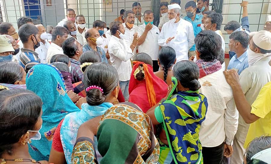 ಬೀದಿಬದಿಯಲ್ಲಿ ವ್ಯಾಪಾರಕ್ಕೆ ಅನುಕೂಲವಾಗುವಂತೆ ಸೂಕ್ತ ಸ್ಥಳ ನಿಗದಿ ಮಾಡಬೇಕು ಎಂದು ಆಗ್ರಹಿಸಿ ರಾಮದುರ್ಗದ ಬೀದಿಬದಿ ವ್ಯಾಪಾರಿಗಳು ಶಾಸಕ ಮಹಾದೇವಪ್ಪ ಯಾದವಾಡ ಅವರನ್ನು ಒತ್ತಾಯಿಸಿದರು