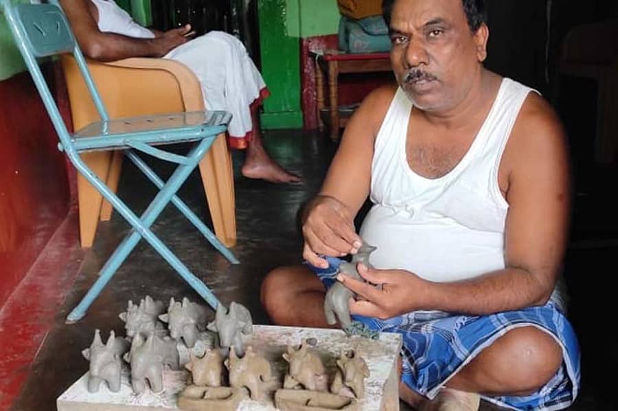 ನ್ಯಾಮತಿ ಕುಂಬಾರ ಬೀದಿಯಲ್ಲಿ ಗುರುವಾರ ಮಾರಾಟಕ್ಕೆ ಮಣ್ಣಿನಿಂದ ಎತ್ತುಗಳನ್ನು ತಯಾರಿಸುತ್ತಿರುವ ಹೊಸಮನೆ ಚನ್ನೇಶಪ್ಪ