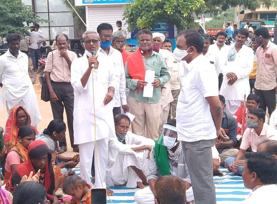 ಶಹಾಪುರ ನಗರದಲ್ಲಿ ಸಂಯುಕ್ತ ಕರ್ನಾಟಕ ಹೋರಾಟ ಸಮಿತಿ ಆಶ್ರಯದಲ್ಲಿ ಗುರುವಾರ ಪ್ರತಿಭಟನೆ ನಡೆಸಿ ತಹಶೀಲ್ದಾರ್‌ಗೆ ಮನವಿ ಸಲ್ಲಿಸಲಾಯಿತು