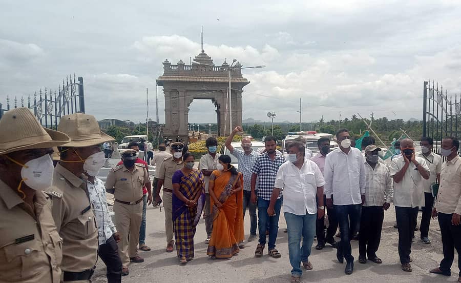 ಶ್ರೀರಂಗಪಟ್ಟಣ ತಾಲ್ಲೂಕಿನ ಕೆಆರ್‌ಎಸ್‌ ಜಲಾಶಯದ ಮುಖ್ಯ ದ್ವಾರದ ಬಳಿ ಜೆಡಿಎಸ್‌ ಕಾರ್ಯಕರ್ತರು ಗುರುವಾರ ಸುಮಲತಾ ಅಂಬರೀಶ್‌ ವಿರುದ್ಧ ಪ್ರತಿಭಟನೆ ನಡೆಸಿದರು