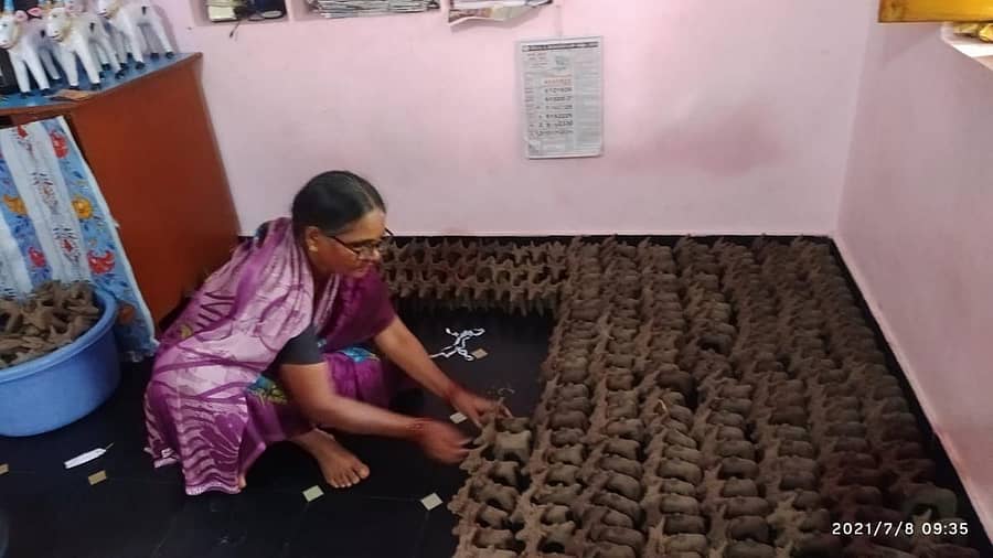 ಯಲಬುರ್ಗಾ ಪಟ್ಟಣದ ಕುಂಬಾರ ಓಣಿಯಲ್ಲಿ ಕೆಂಚಮ್ಮ ಕುಂಬಾರ ಎಂಬವರು ತಮ್ಮ ಮನೆಯಲ್ಲಿ ಮಣ್ಣೆತ್ತುಗಳನ್ನು ತಯಾರಿಸುತ್ತಿರುವುದು